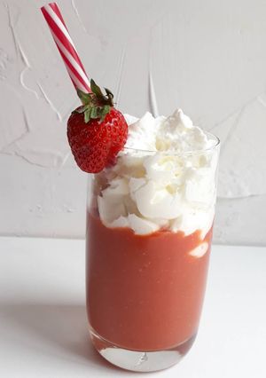 Une photo de Cappuccino glacé fraises et tomates