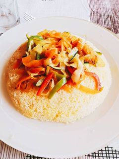 Una foto de Corona de cous cous con verduras al estilo marroquí (vegano)