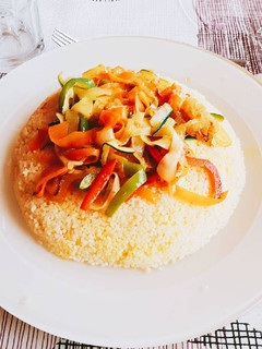 Una foto de Corona de cous cous con verduras al estilo marroquí (vegano)