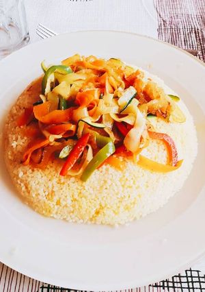 Foto principal de Corona de cous cous con verduras al estilo marroquí (vegano)