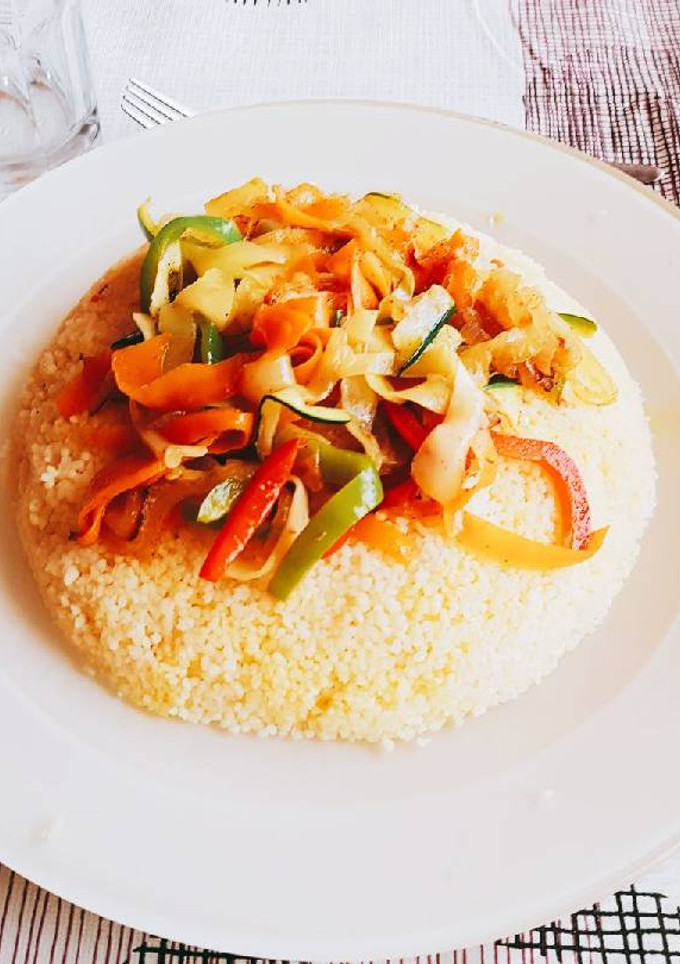 Una foto de Corona de cous cous con verduras al estilo marroquí (vegano)