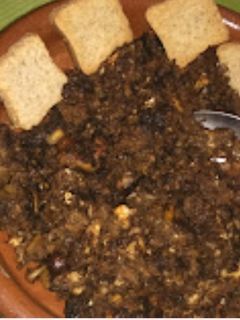 Una foto de Revuelto de morcilla con frutos secos