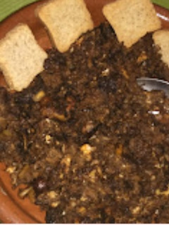Una foto de Revuelto de morcilla con frutos secos