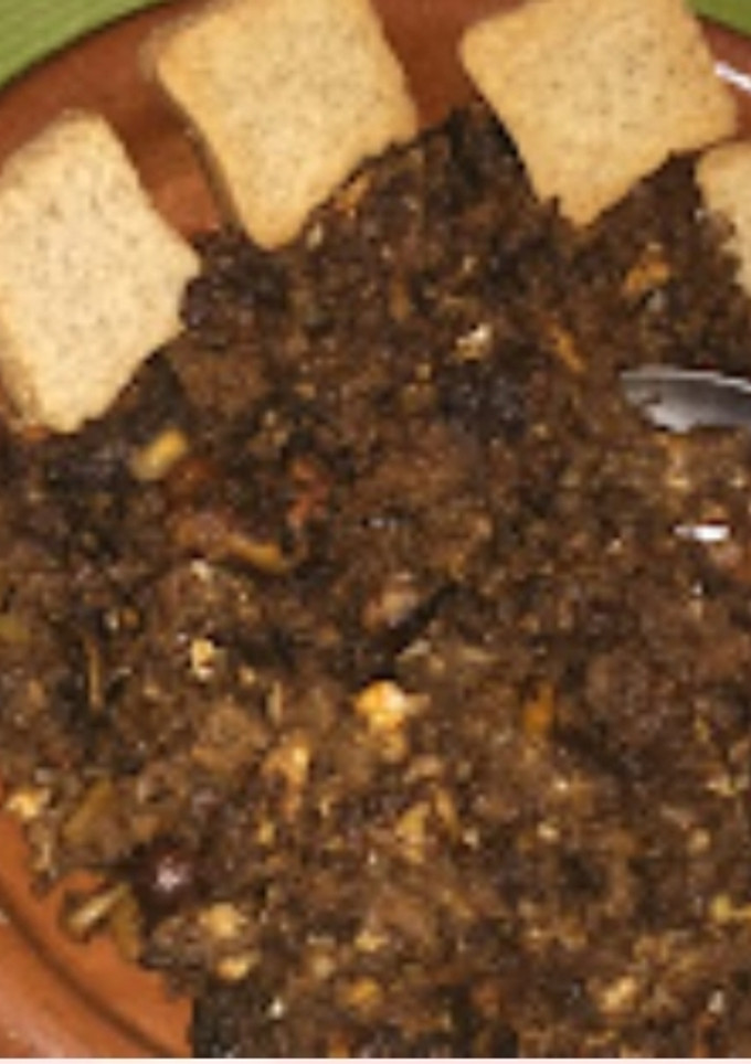 Una foto de Revuelto de morcilla con frutos secos