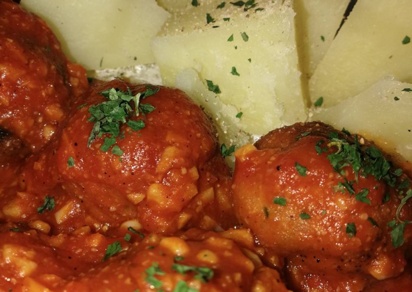 Albóndigas caseras en salsa de tomate y vino al ajillo