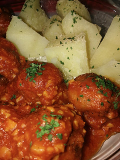 Una foto de Albóndigas caseras en salsa de tomate y vino al ajillo