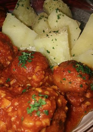 Una foto de Albóndigas caseras en salsa de tomate y vino al ajillo