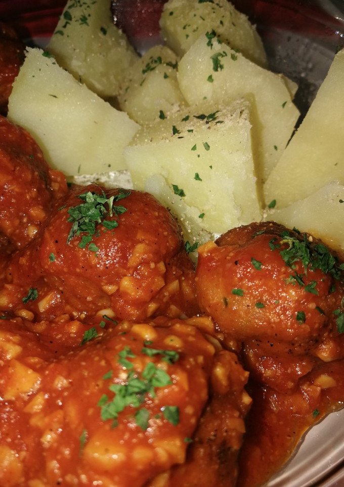 Una foto de Albóndigas caseras en salsa de tomate y vino al ajillo