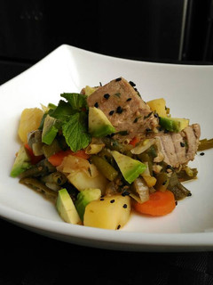 Una foto de Salteado de atún con verduras y aguacate