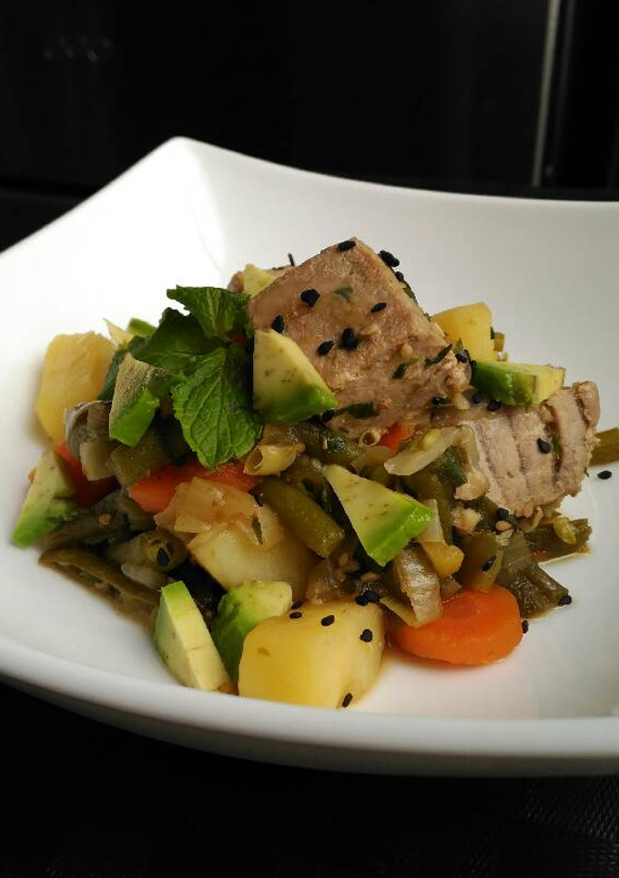 Una foto de Salteado de atún con verduras y aguacate