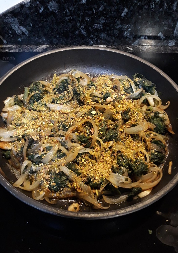 Una foto de Borrajas con cebolla y pistachos