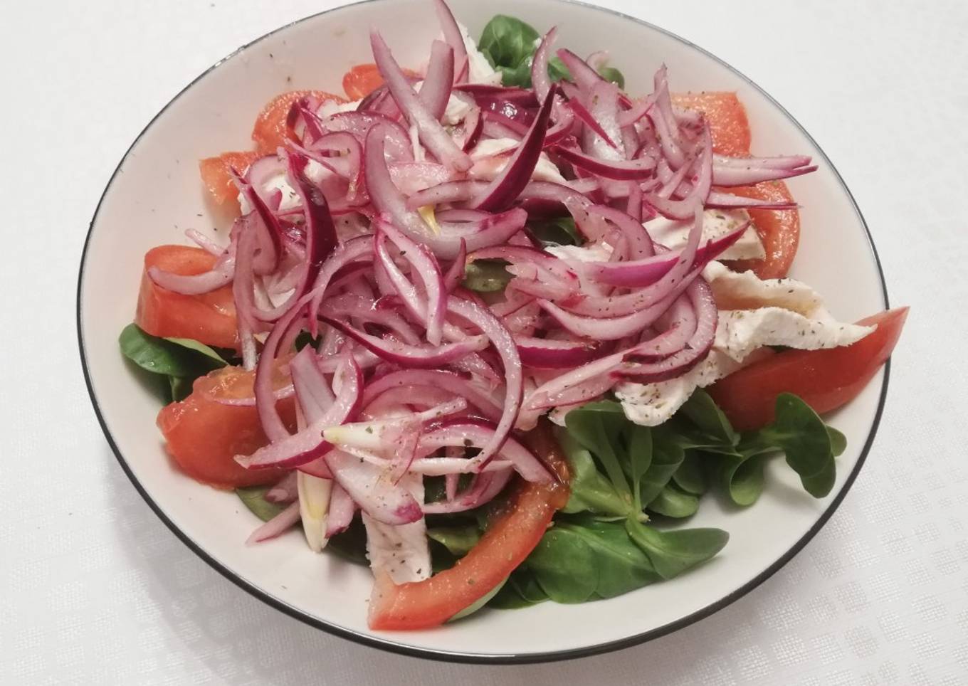 Ensalada de pechuga y cebolla macerada🥬🍅🥗