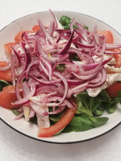 Una foto de Ensalada de pechuga y cebolla macerada🥬🍅🥗
