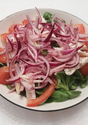 Una foto de Ensalada de pechuga y cebolla macerada🥬🍅🥗