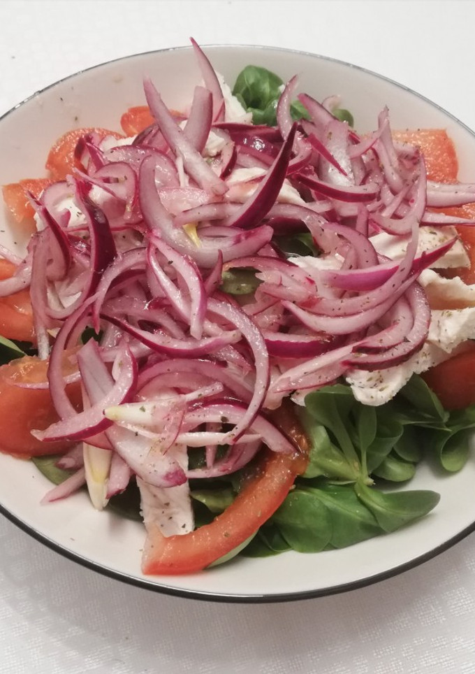 Una foto de Ensalada de pechuga y cebolla macerada🥬🍅🥗