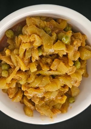 A picture of Pointed Gourd and Peas Sabji.