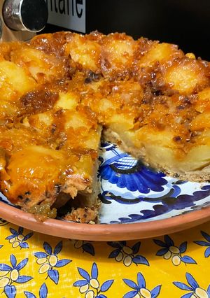 Une photo de Tarte renversée façon tatin aux pommes, abricots et caramel