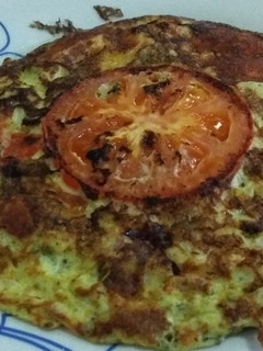 Una foto de Omelette de tomate, cebolla y queso