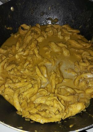 A picture of Satay stir fry chicken.