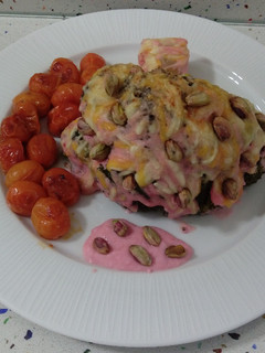 Una foto de Brócolis con bechamel de remolacha y pistachos con tomatitos a la plancha