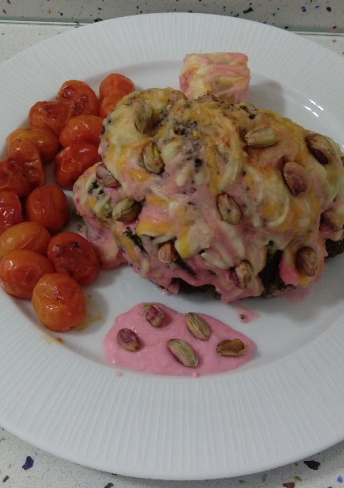 Una foto de Brócolis con bechamel de remolacha y pistachos con tomatitos a la plancha