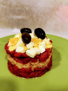 Una foto de Ensalada de pimientos de piquillo con atún