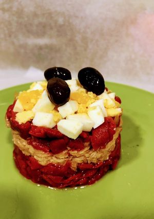Una foto de Ensalada de pimientos de piquillo con atún