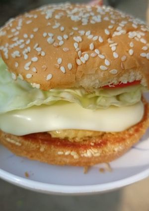 চিকেন চিজ বার্গার (Chicken cheese baurger recipe in Bengali) রেসিপির প্রধান ছবি
