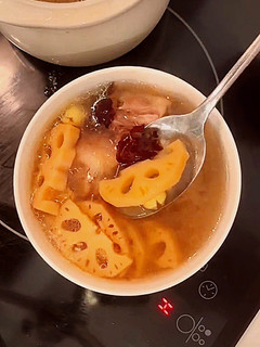 Hình của món Canh đuôi heo củ sen.