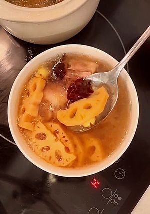 Hình của món Canh đuôi heo củ sen.