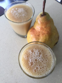 Una foto de Licuado Natural de Peras con Dulce de Leche