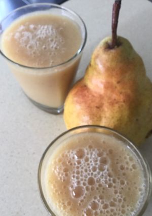 Una foto de Licuado Natural de Peras con Dulce de Leche