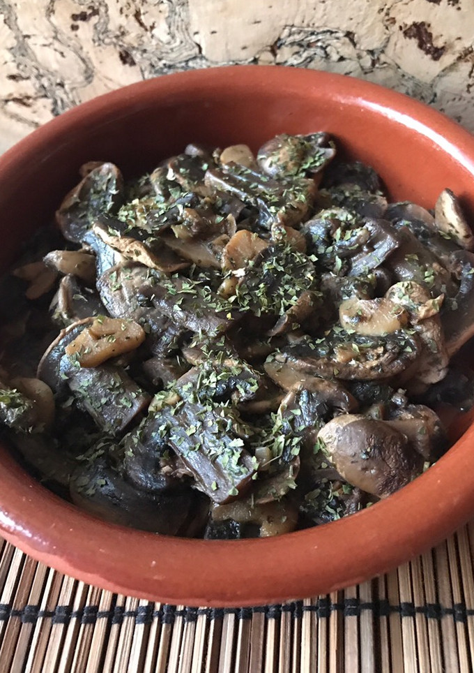 Una foto de Champiñones al ajillo 🍄