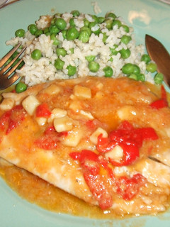 Una foto de Palometa con salsa de calamares y tomate