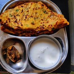 A picture of Thalipeeth.