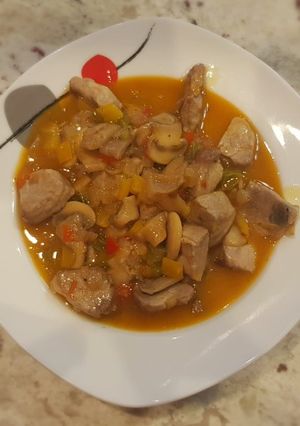 Una foto de Dados de solomillo de cerdo con pimientos tricolor y hongos
