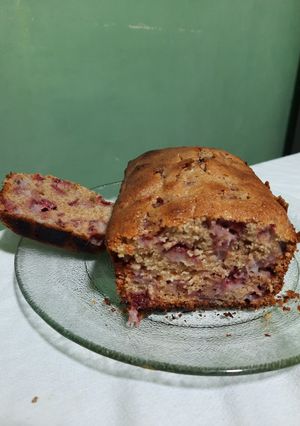 Una foto de Budín con frutillas 🍓