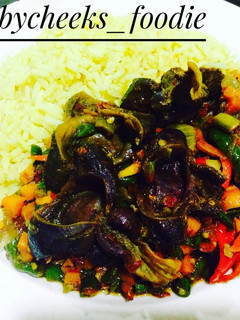 A picture of Gizzard sauce with curried rice.
