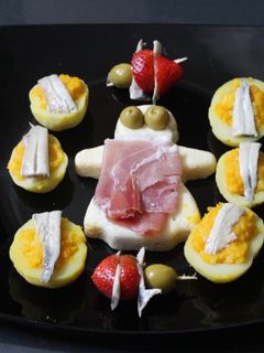 Una foto de Muñeco de huevo con patatas rellenas y banderillas de fresas