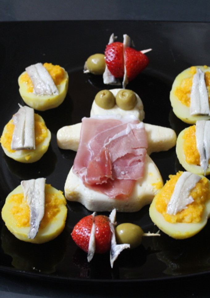 Una foto de Muñeco de huevo con patatas rellenas y banderillas de fresas