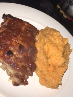 Una foto de Ribs de cerdo a la barbacoa express con puré de batatas