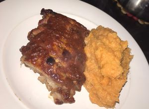 Una foto de Ribs de cerdo a la barbacoa express con puré de batatas