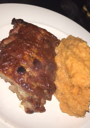 Una foto de Ribs de cerdo a la barbacoa express con puré de batatas