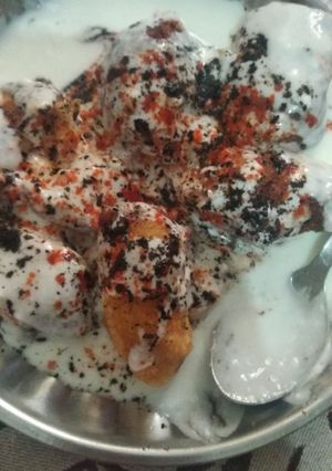A picture of Dahi vada.