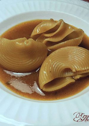 Una foto de Lumaconis, con reducción de caldo de cordero