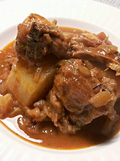 Una foto de Estofado de carne seca de cordero con patatas