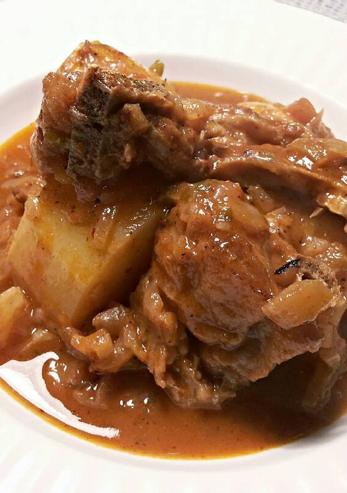 Una foto de Estofado de carne seca de cordero con patatas