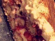 Une photo de tiramisu framboises