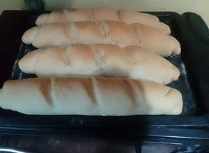 Una foto de Pan casero tipo baguette en horno eléctrico
