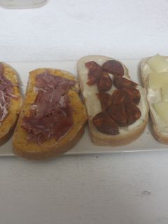 Una foto de Rebanadas de pan con embutido